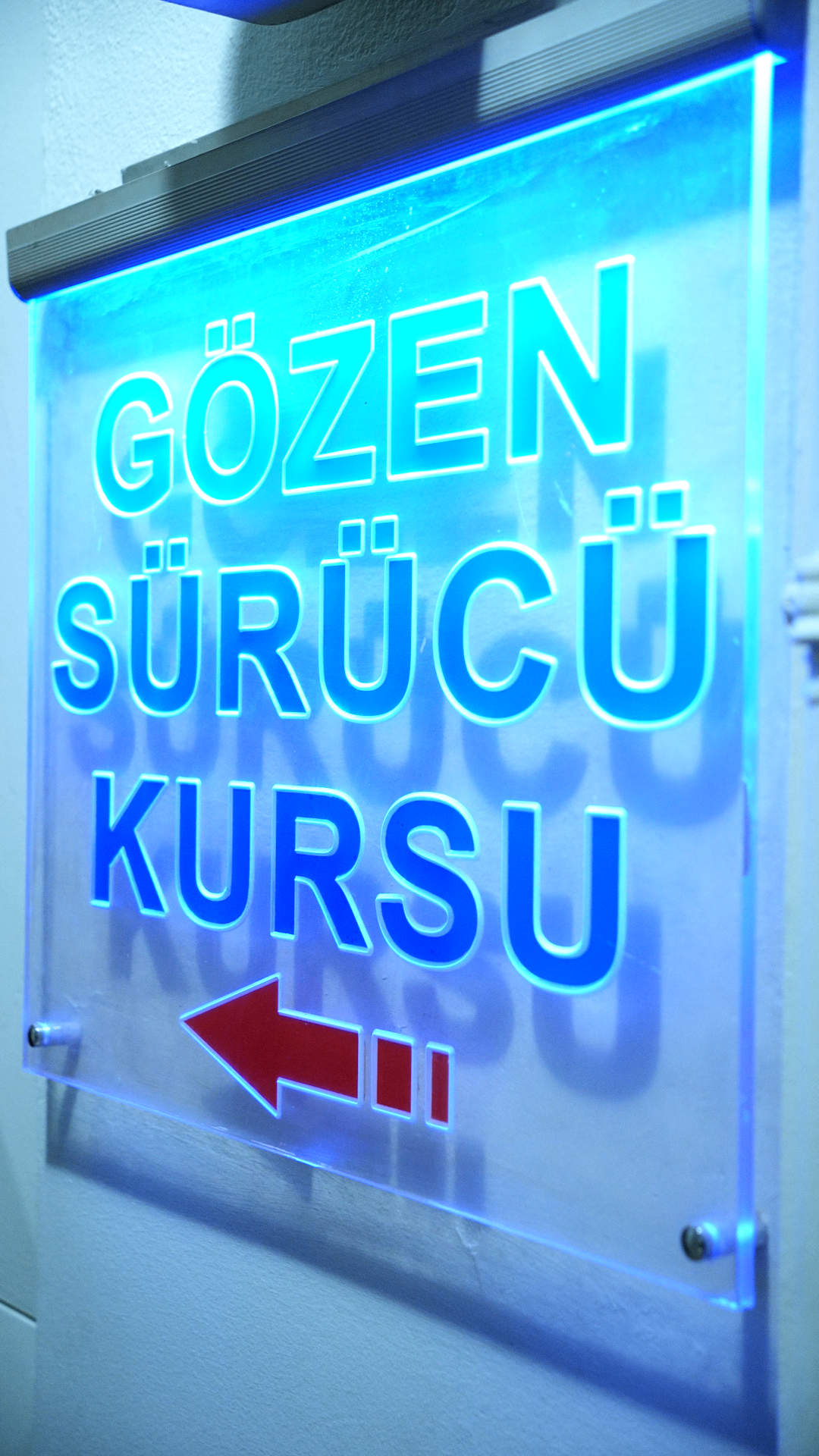 Gözen Sürücü Kursu yönlendirme tabelası
