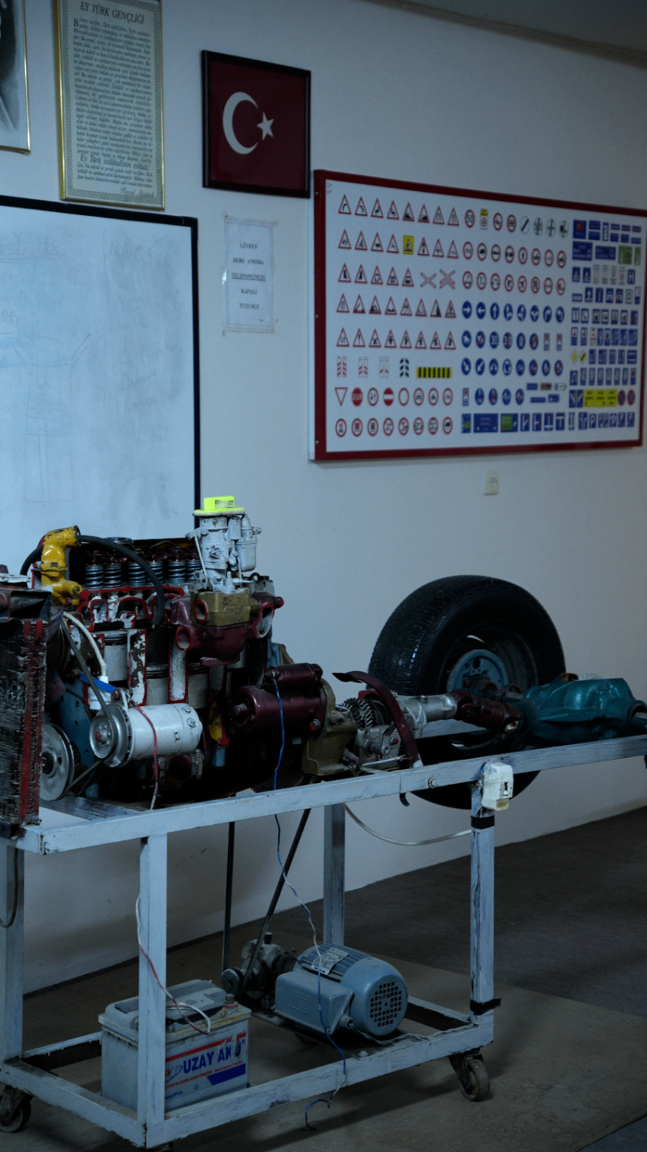 Direksiyon ve motor parçalarının anlatıldığı eğitim düzeneği